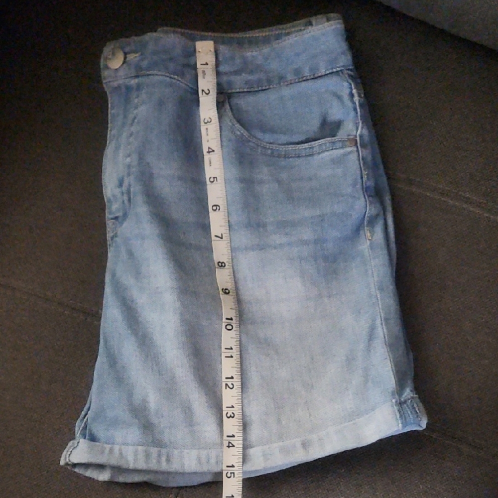 d. jeans Light Wash Rolled Cuff Women's Denim Shorts - Picture 4 of 5